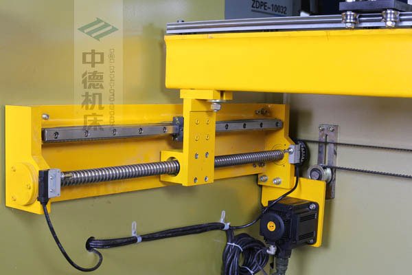 ZDPK-10032X軸配有滾珠絲桿及直線導(dǎo)軌，大功率伺服電機(jī)，鋼絲同步帶，能顯著提升X軸定位精度及速度