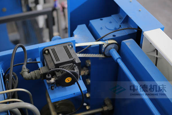 ZDPK-10032配有Y軸伺服定位功能，能精確有效提高Y軸精度，并使工作效率明顯提高