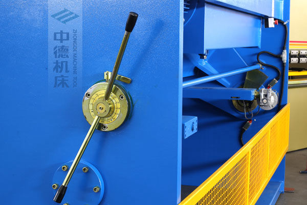 ZDS-1632剪板機刀片間隙手動調節(jié)器，刻度清淅，調節(jié)省力又簡便.jpg